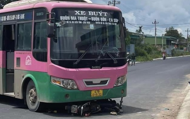 Đắk Lắk: Xe máy va chạm xe buýt, đôi vợ chồng thương vong