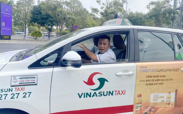 Tạm dừng thu phí taxi vào sân bay Tân Sơn Nhất đón khách, tài xế lóng ngóng với lộ trình mới