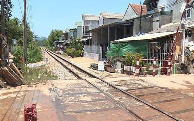 Bộ GTVT phản hồi kiến nghị di dời đường dây tín hiệu đường sắt trong khu dân cư ở Nghệ An