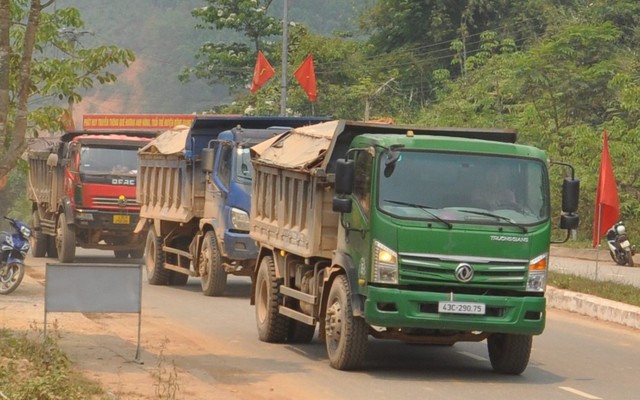 Giám đốc Công an tỉnh Quảng Nam chỉ đạo kiểm tra xe chở đất "bức tử" đường Hồ Chí Minh, QL14G
