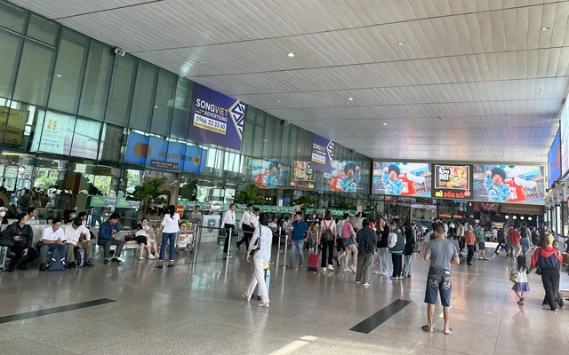 Hành khách qua sân bay Tân Sơn Nhất dịp lễ 30/4 và 1/5 giảm gần 10%