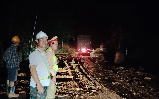 Thông tuyến đường Hồ Chí Minh qua đèo Lò Xo