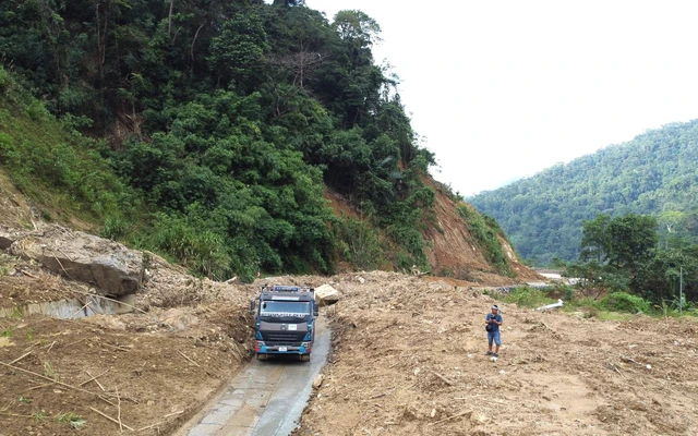Video toàn cảnh sạt lở trên tuyến đường Hồ Chí Minh, Trường Sơn Đông