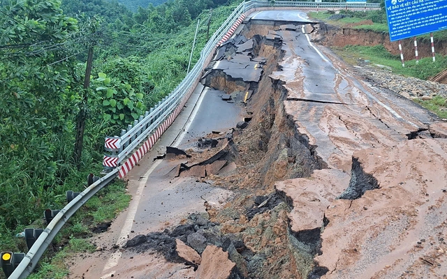 Khánh Hoà: Đèo Khánh Lê tiếp tục đứt gãy mới sau mưa lũ