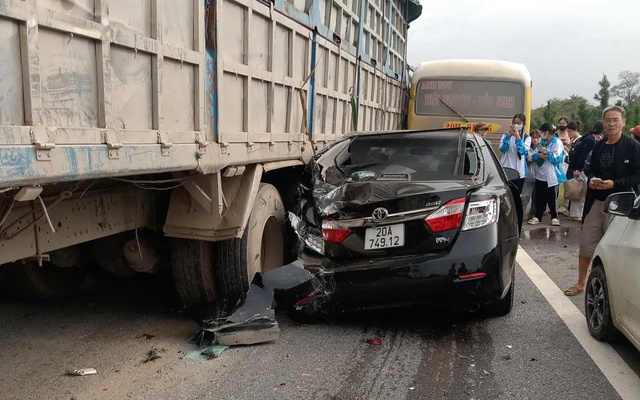 Clip: Tai nạn liên hoàn trên cao tốc Hà Nội - Thái Nguyên