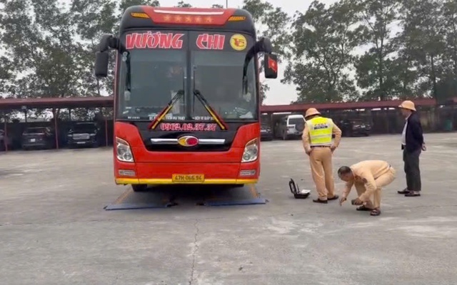 Phạt nặng chủ xe, trừ điểm GPLX tài xế xe khách chở hàng quá tải 200% trên cao tốc