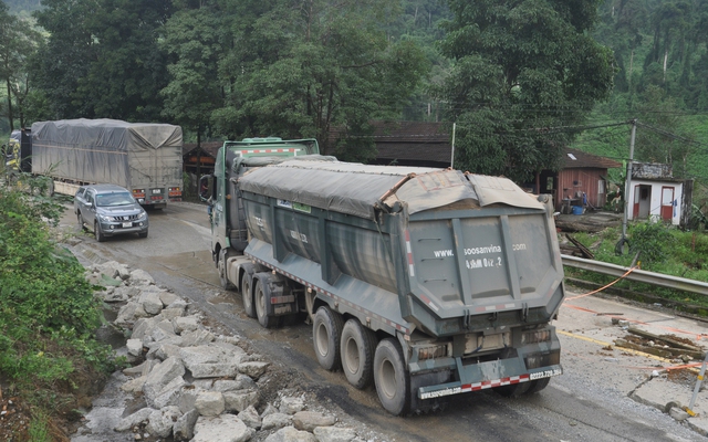 Đà Nẵng, Quảng Ngãi: Xe chở cát có dấu hiệu quá tải “băm nát” đường Hồ Chí Minh