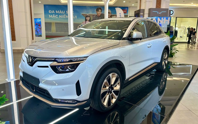 Cuộc đua giảm giá xe, VinFast mạnh tay với nhiều chính sách lạ