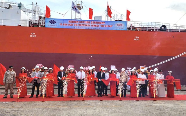 Bàn giao tàu chở dầu 13.000 tấn