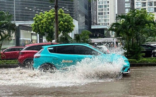 Ô tô điện lội nước ngập bánh xe, nguy cơ tiềm ẩn khó lường