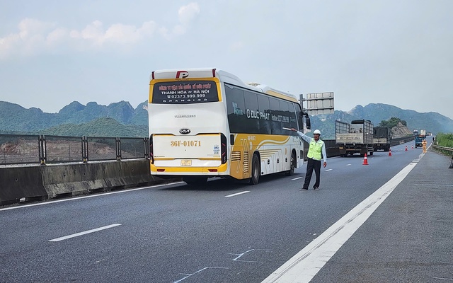 CSGT dùng loa tuyên truyền, hướng dẫn tài xế lưu thông an toàn trên cao tốc