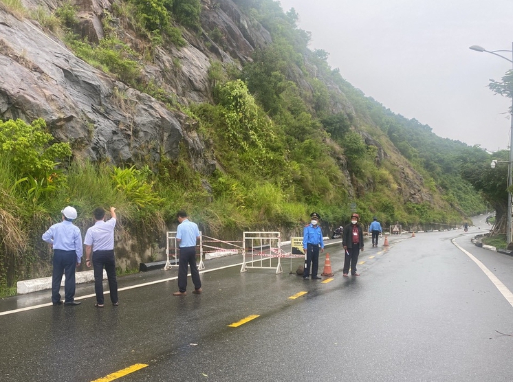 Lãnh đạo, Thanh tra Sở GTVT kiểm tra tuyến đường lên chùa Linh Ứng