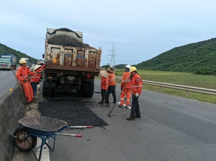 vá sửa mặt đường QL1 ở Phú Yên