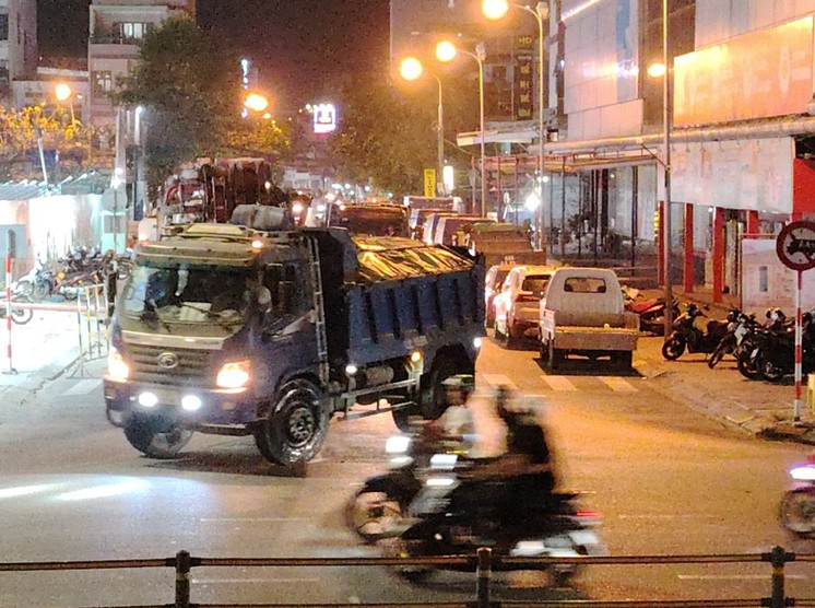 xe ben chở đất vào đường cấm ở Đà Nẵng