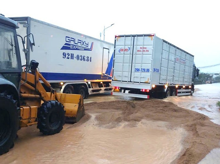 Gia Lai, Đắk Lắk, tuyến QL1 ngập lụt, sạt lở gây ách tắc giao thông