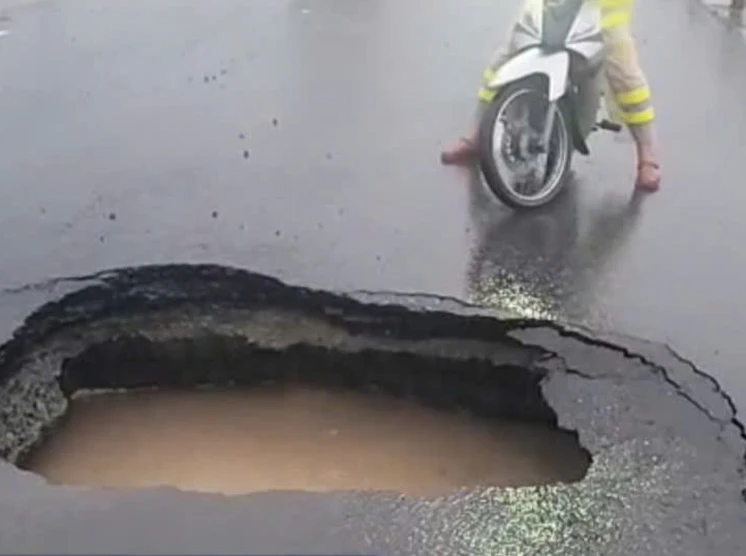 Video xuất hiện hố sụt lớn trên QL1 qua Đắk Lắk, đóng đường để đảm bảo an toàn