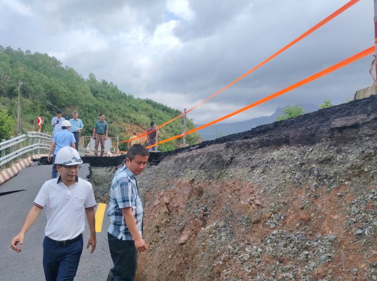 Video toàn cảnh sụt lở trên tuyến QL27C qua đèo Khánh Lê nối Khánh Hoà - Lâm Đồng