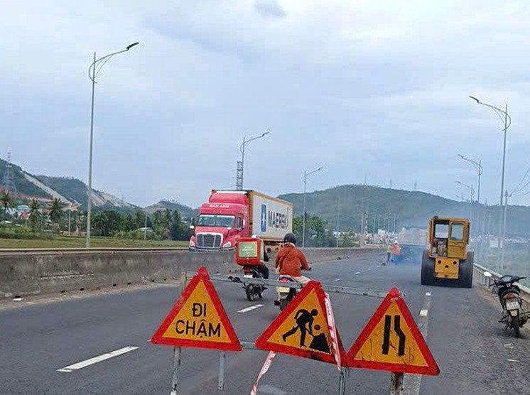 Cận cảnh khắc phục hư hỏng mặt đường, đảm bảo ATGT trên QL1, QL1D