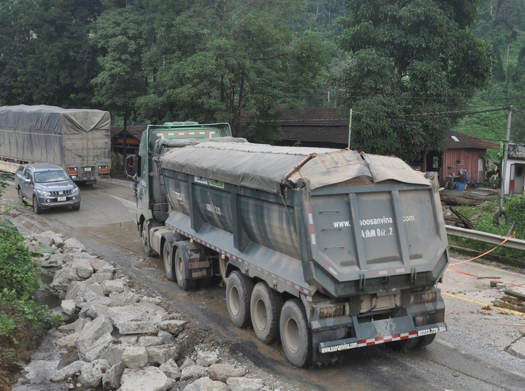 Đà Nẵng, Quảng Ngãi, xe chở cát có dấu hiệu quá tải bức tử đường Hồ Chí Minh