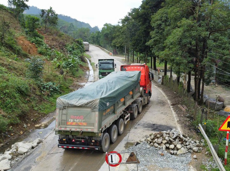 Video, cận cảnh xe chở cát có dấu hiệu quá tải “băm nát” đường Hồ Chí Minh
