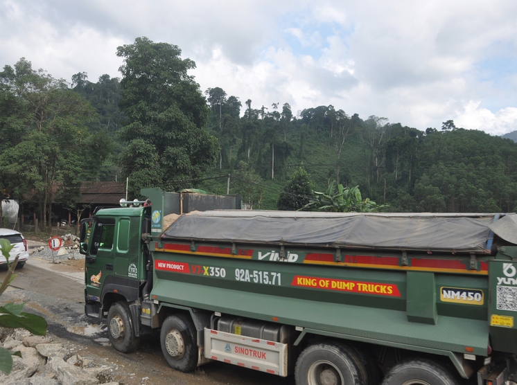 Xe chở cát "băm nát" đường Hồ Chí Minh, lãnh đạo Công an Đà Nẵng, Quảng Ngãi chỉ đạo xử lý nghiêm túc