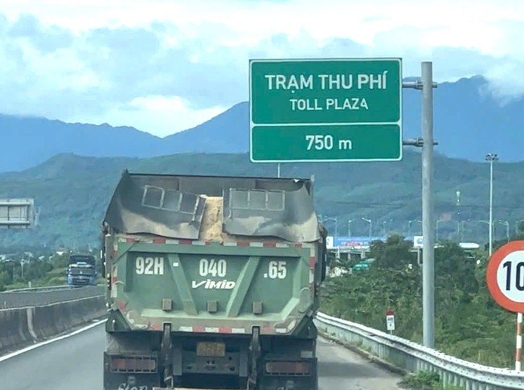 Xe ben chở cát "cao như núi" rầm rập trên tuyến cao tốc Đà Nẵng- Quảng Ngãi, QL14B