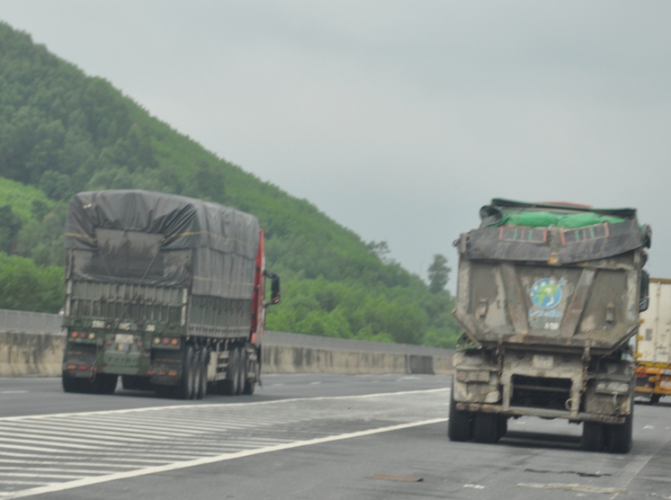 Xe chở cát "cao như núi" rầm rập trên cao tốc Đà Nẵng-Quảng Ngãi. Cục trưởng Cục CSGT nói gì?