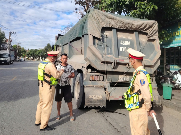 Xứ lý xe chở cát "bức tử" cầu đường bộ, lập lại TTATGT trên tuyến đường Hồ Chí Minh