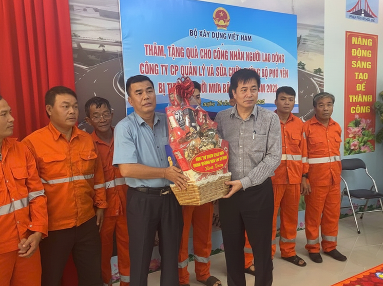 Công đoàn Xây dựng Việt Nam thăm, tặng quà hỗ trợ người lao động vùng lũ