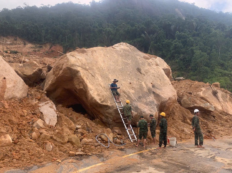 Cận cảnh "thần tốc" phá đá, thông tuyến QL27C qua đèo Khánh Lê