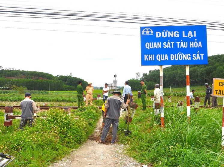 xoá bỏ lối đi tự mở qua đường sắt