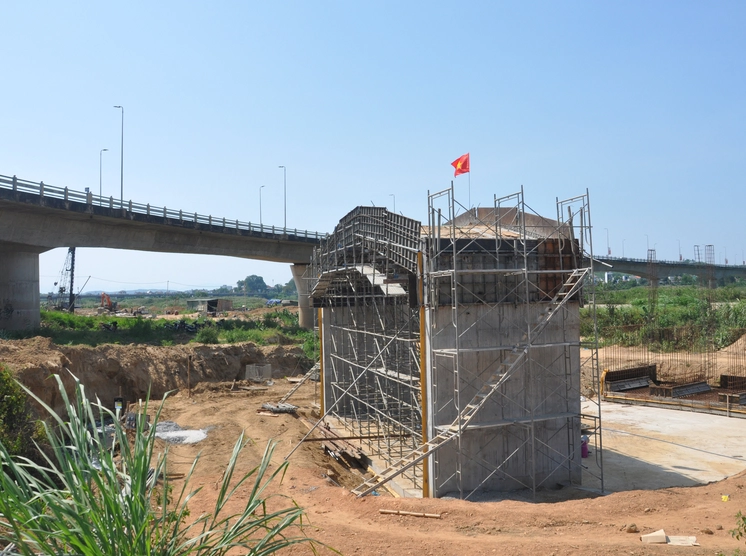 công trình kè chống sạt lở sông Trà Khúc
