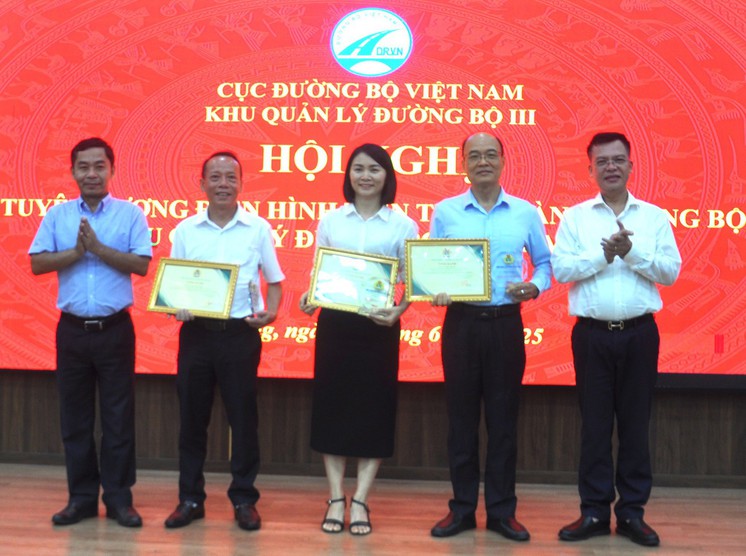 Khu Quản lý đường bộ III khen thưởng
