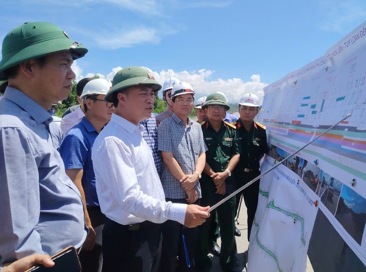 Thứ trưởng Nguyễn Việt Hùng