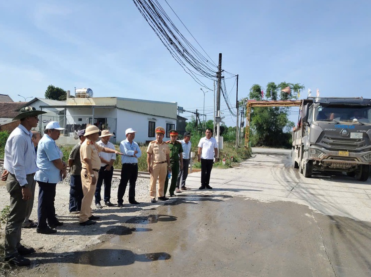 xe ben chở cát đát uy hiếp an toàn chạy tàu
