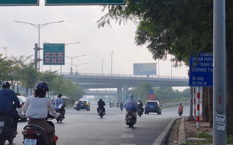 Xe máy vô tư vào cao tốc Hà Nội - Hải Phòng tại nút giao đường Cổ Linh