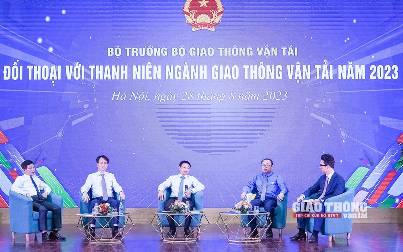 Đối thoại với tuổi trẻ ngành GTVT, Bộ trưởng Nguyễn Văn Thắng truyền cảm hứng xung kích cho thanh niên